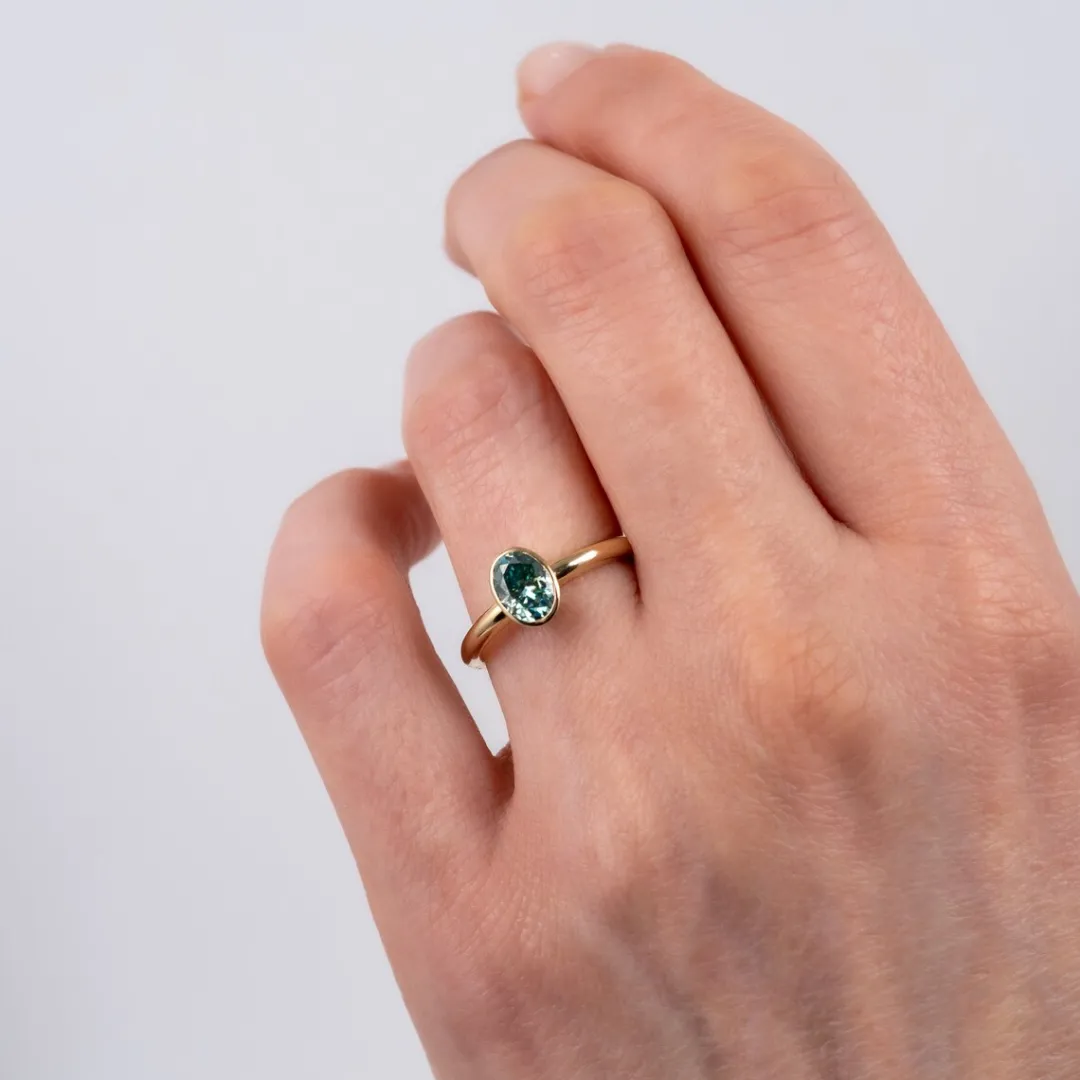 /public/photos/live/green oval cut ring (3).webp